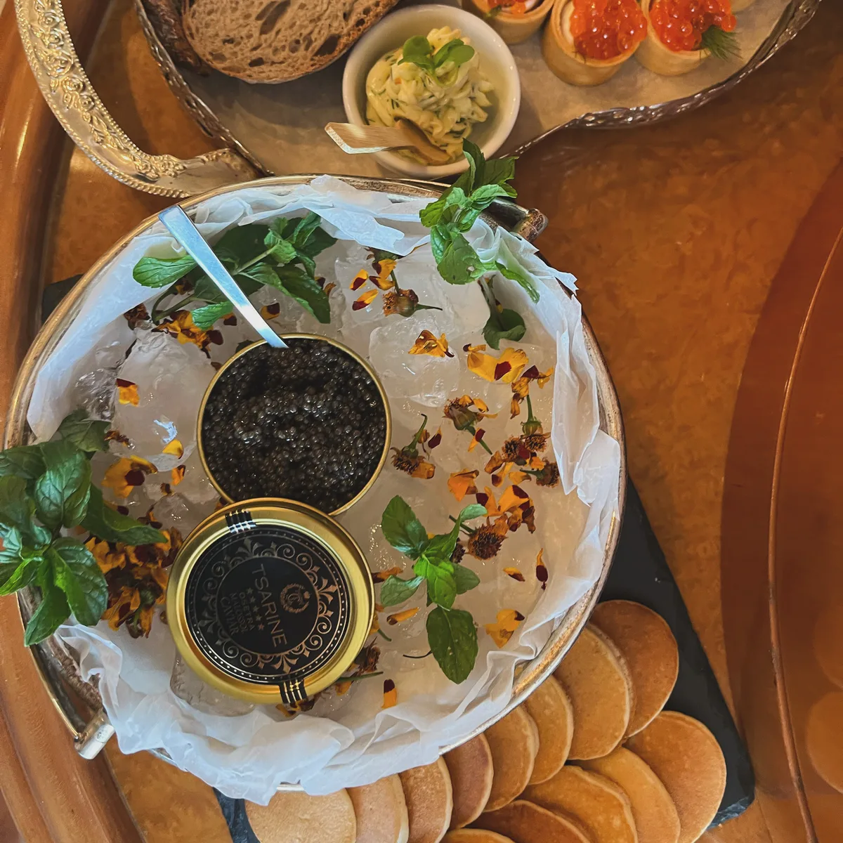 Станция оладушков с чёрной и красной икрой